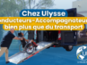 Conducteur-accompagnateur aidant une personne en fauteuil roulant à monter dans un véhicule adapté Ulysse