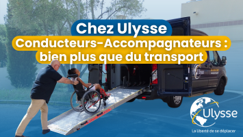 Conducteur-accompagnateur aidant une personne en fauteuil roulant à monter dans un véhicule adapté Ulysse