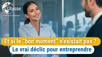 Une femme souriante serre la main d’un professionnel dans un bureau avec un visuel Ulysse Franchise affichant le message « Et si le bon moment n’existait pas ? ».