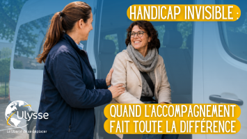 Conductrice-accompagnatrice Ulysse échangeant avec une passagère à bord d'un véhicule de transport adapté.