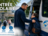 Conducteur-accompagnateur Ulysse accueillant un élève devant un véhicule adapté à l’occasion de la rentrée scolaire.