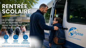 Conducteur-accompagnateur Ulysse accueillant un élève devant un véhicule adapté à l’occasion de la rentrée scolaire.